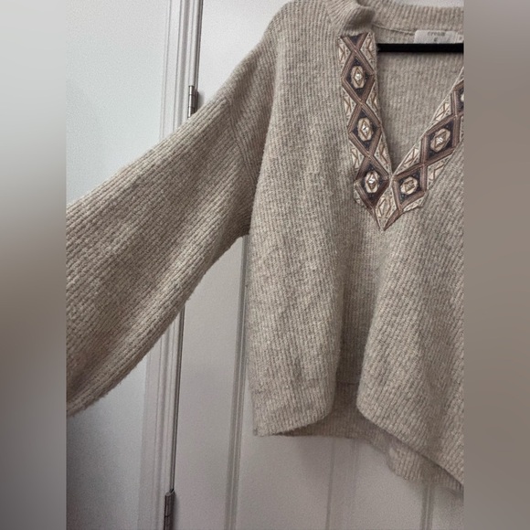Chic Beige V-Neck Sweater with Intricate Pattern - Picture 9 of 9
